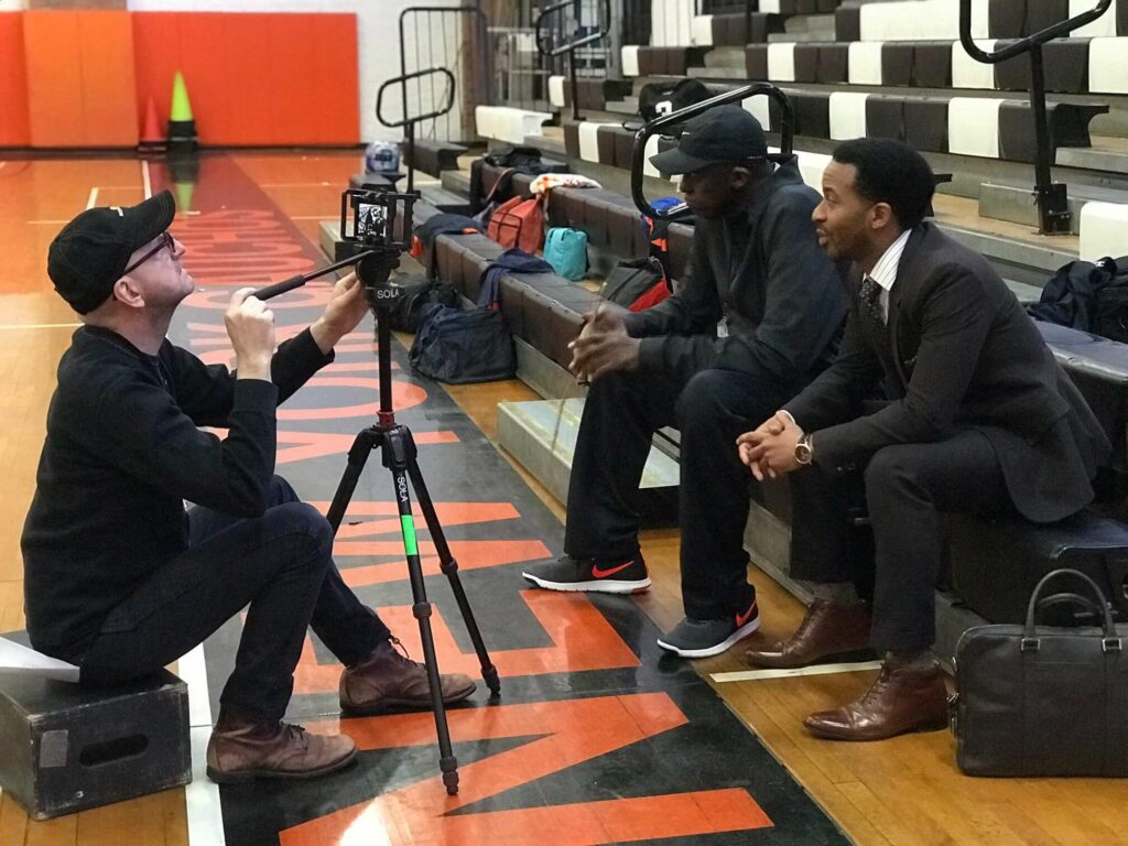 Steven Soderbergh w trakcie filmowania “Wysokich lotów (2019)”